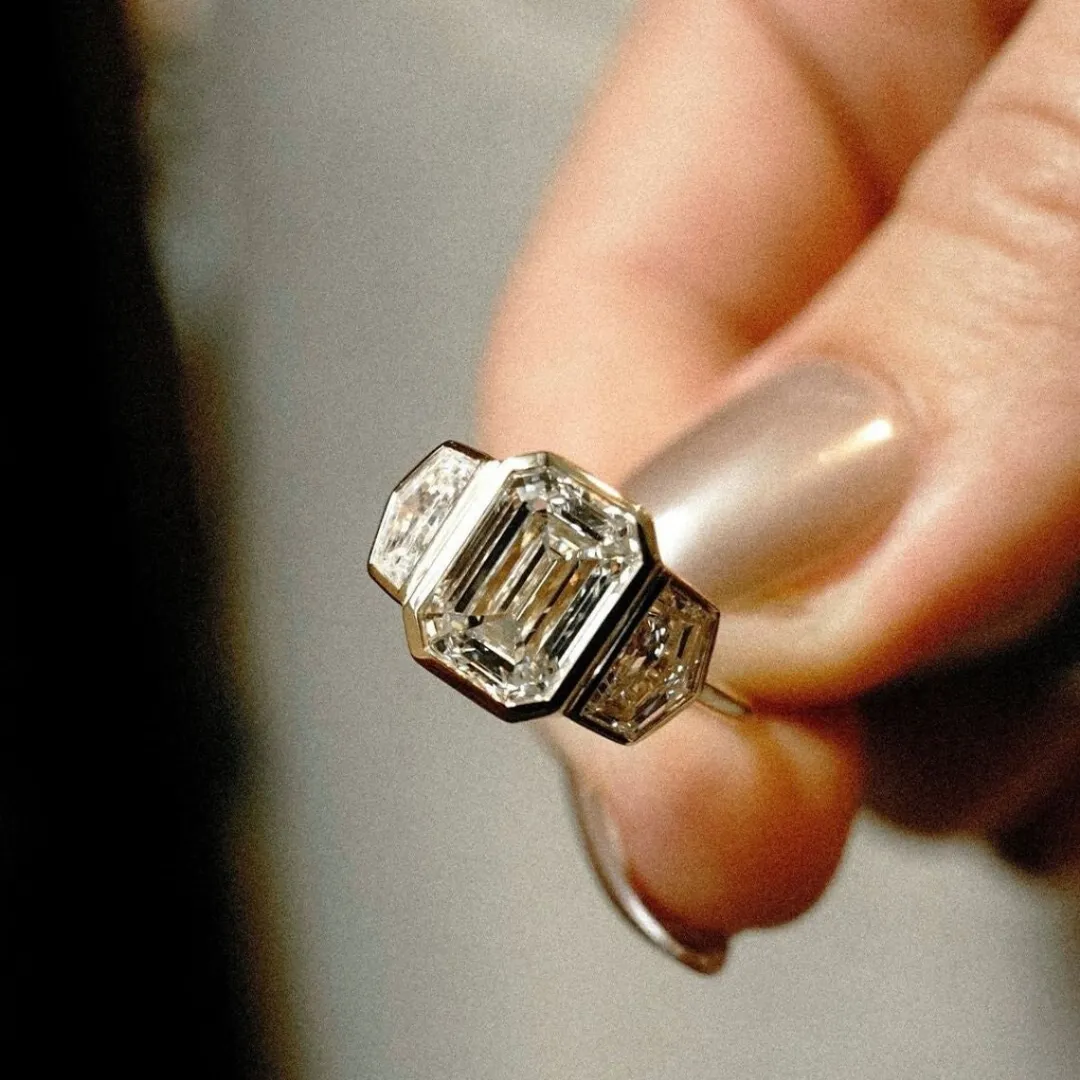 /public/photos/live/Emerald Trapezoid Moissanite Three Stone Engagement Ring 520 (1).webp